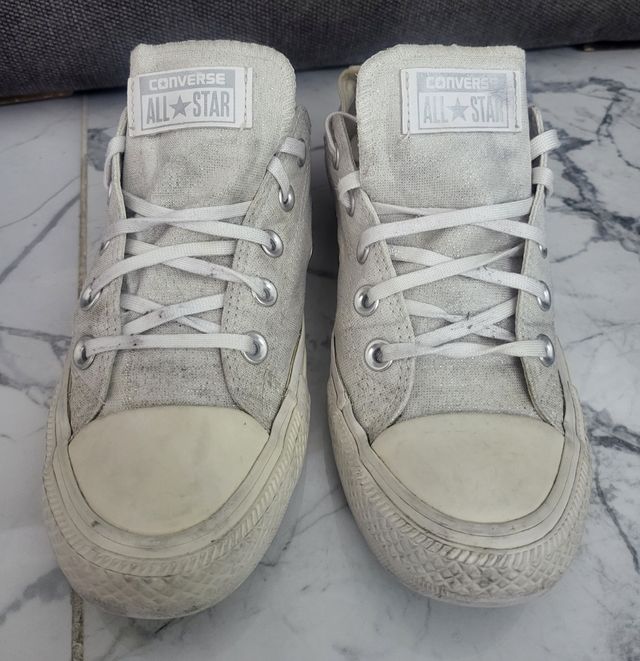 Zapatillas Converse plateadas y blancas