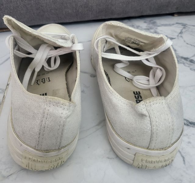 Zapatillas Converse plateadas y blancas