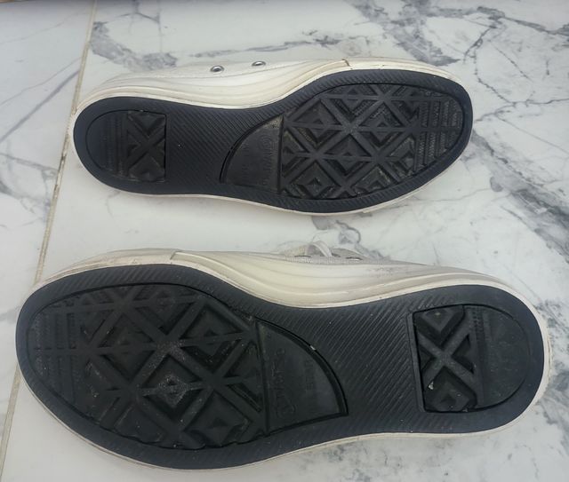 Zapatillas Converse plateadas y blancas