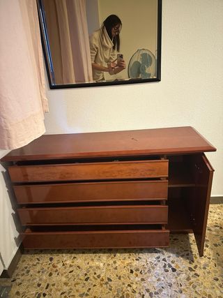 Cómoda de madera con cajones y puerta