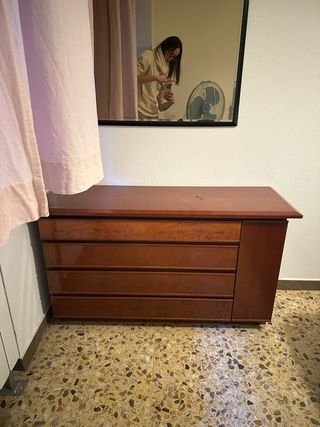 Cómoda de madera con cajones y puerta