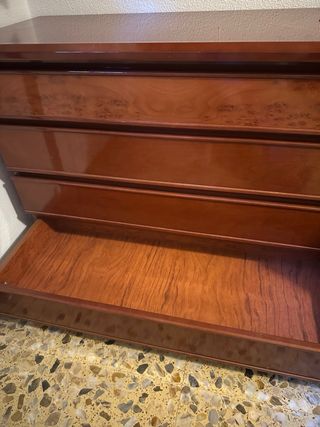 Cómoda de madera con cajones y puerta