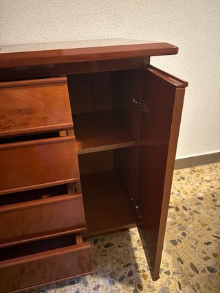 Cómoda de madera con cajones y puerta