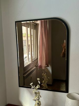 Cómoda de madera con cajones y puerta