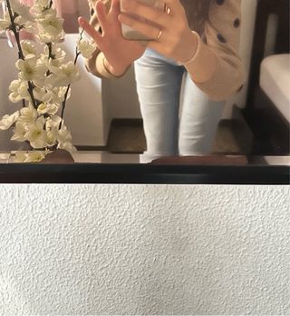 Cómoda de madera con cajones y puerta