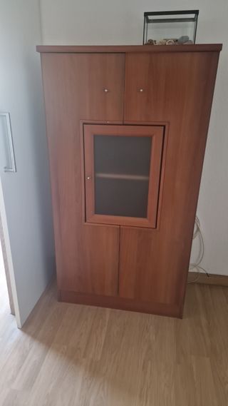 Mueble de salón de madera y cristal