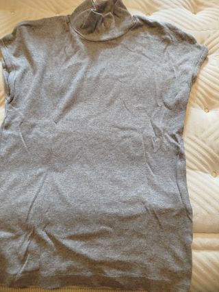 Camiseta gris cuello alto manga corta