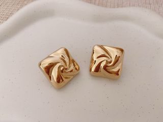 Pendientes cuadrados dorados