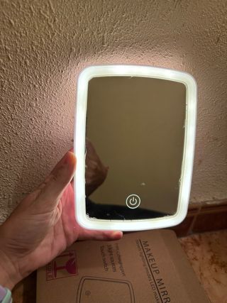 Espejo de maquillaje con luz LED portátil
