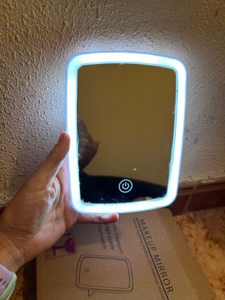 Espejo de maquillaje con luz LED portátil