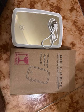 Espejo de maquillaje con luz LED portátil