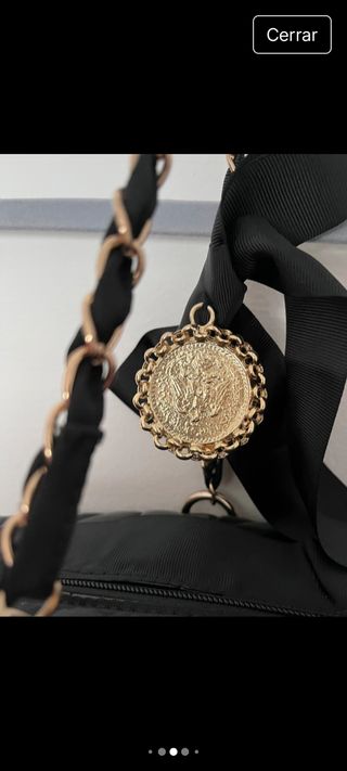 Bolso negro acolchado con cadena