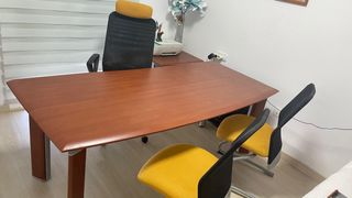 tavolo da ufficio con 3 sedie