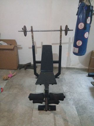 Banco de de pesas pero sin pesas ni barras 