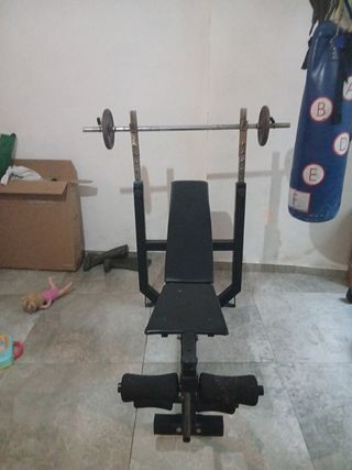 Banco de de pesas pero sin pesas ni barras 