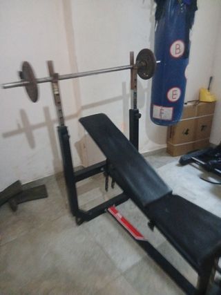 Banco de de pesas pero sin pesas ni barras 