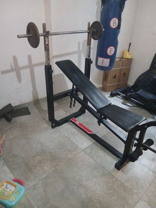 Banco de de pesas pero sin pesas ni barras 