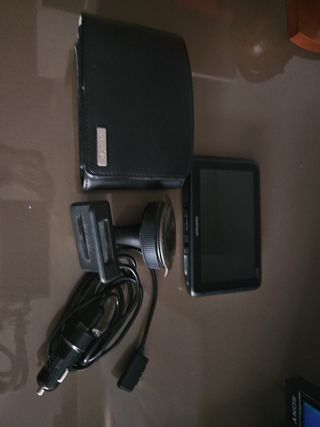 GPS TomTom con soporte y cargador