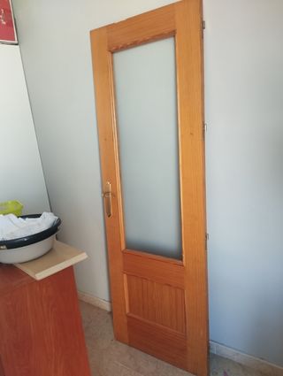 Puerta de madera con cristal buen estado 