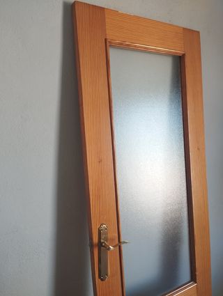 Puerta de madera con cristal buen estado 