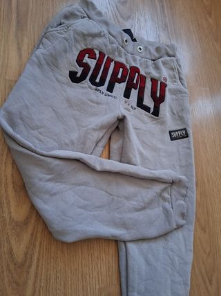 Pantalón Supply gris letras rojas