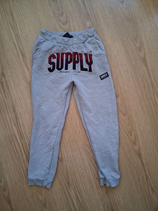 Pantalón Supply gris letras rojas