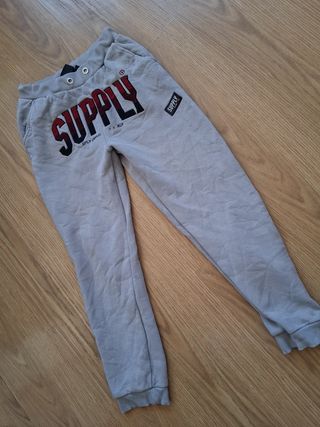 Pantalón Supply gris letras rojas