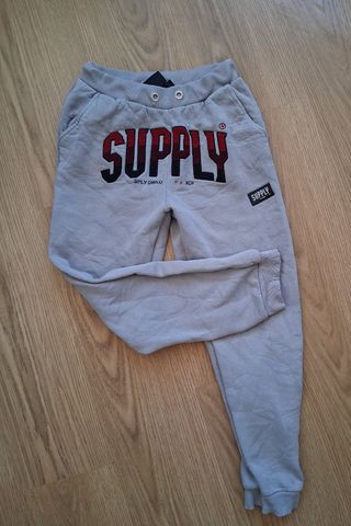 Pantalón Supply gris letras rojas