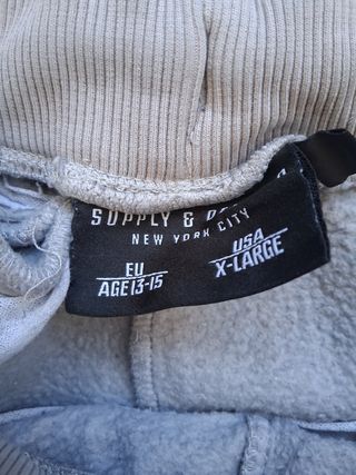 Pantalón Supply gris letras rojas