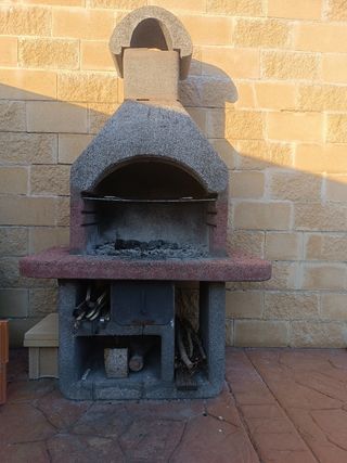 Barbacoa de obra gris y roja