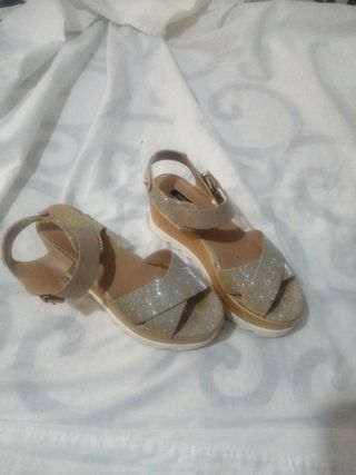 Sandalias doradas con plataforma y brillo