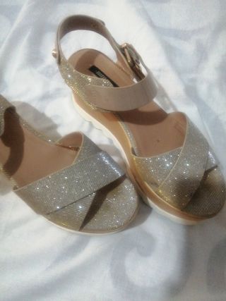 Sandalias doradas con plataforma y brillo