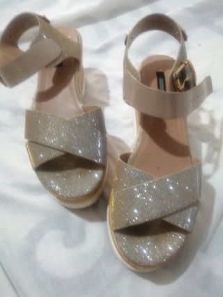 Sandalias doradas con plataforma y brillo