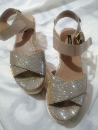 Sandalias doradas con plataforma y brillo