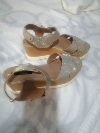 Sandalias doradas con plataforma y brillo