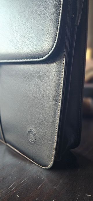 Maletín de poli piel negro