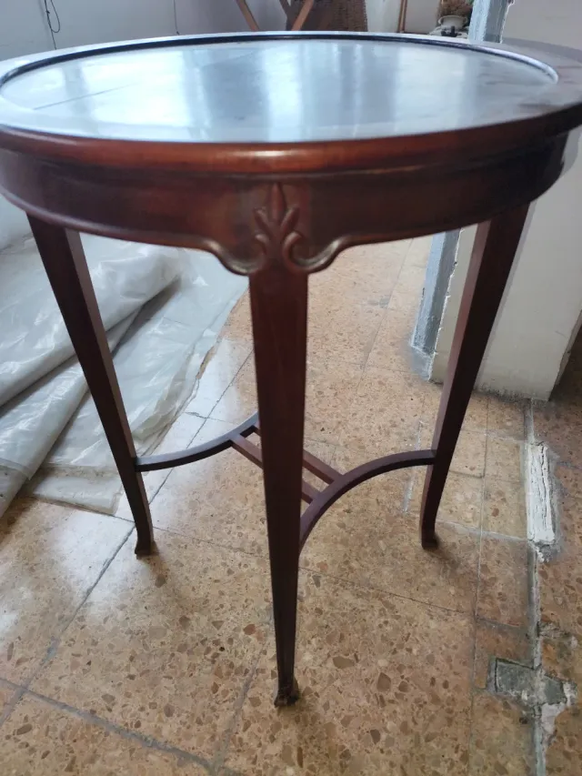 Mesita redonda de madera