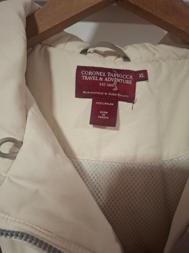 Cazadora bomber beige con capucha