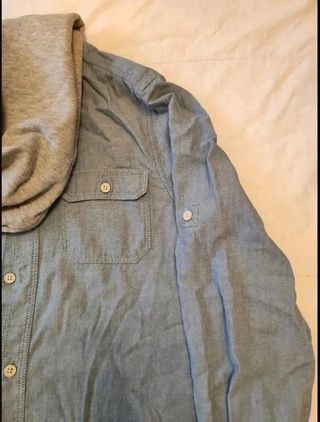 Camisa H&M vaquera con capucha azul