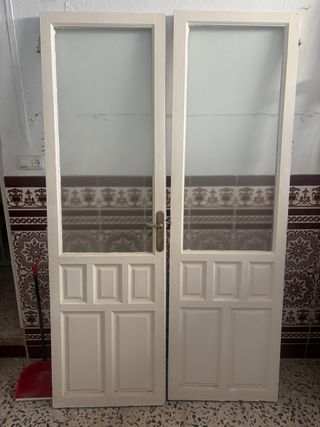 Puerta antigua madera con cristal