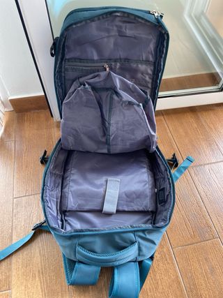 Mochila de viaje impermeable color azul verdoso