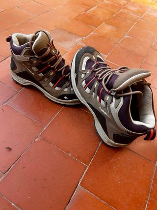 Botas de montaña grises y moradas
