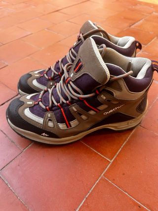 Botas de montaña grises y moradas
