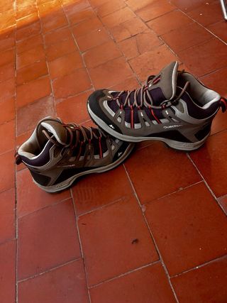 Botas de montaña grises y moradas