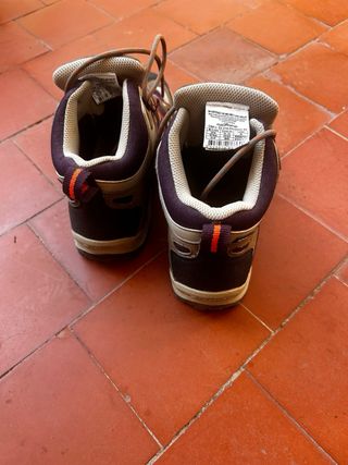 Botas de montaña grises y moradas