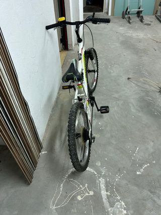 Bicicleta infantil blanca.