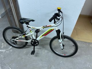 Bicicleta infantil blanca.