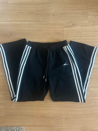 Pantalón chándal negro con líneas blancas