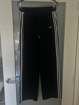 Pantalón chándal negro con líneas blancas