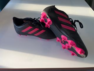 Zapatillas de fútbol Adidas negras y rosas
